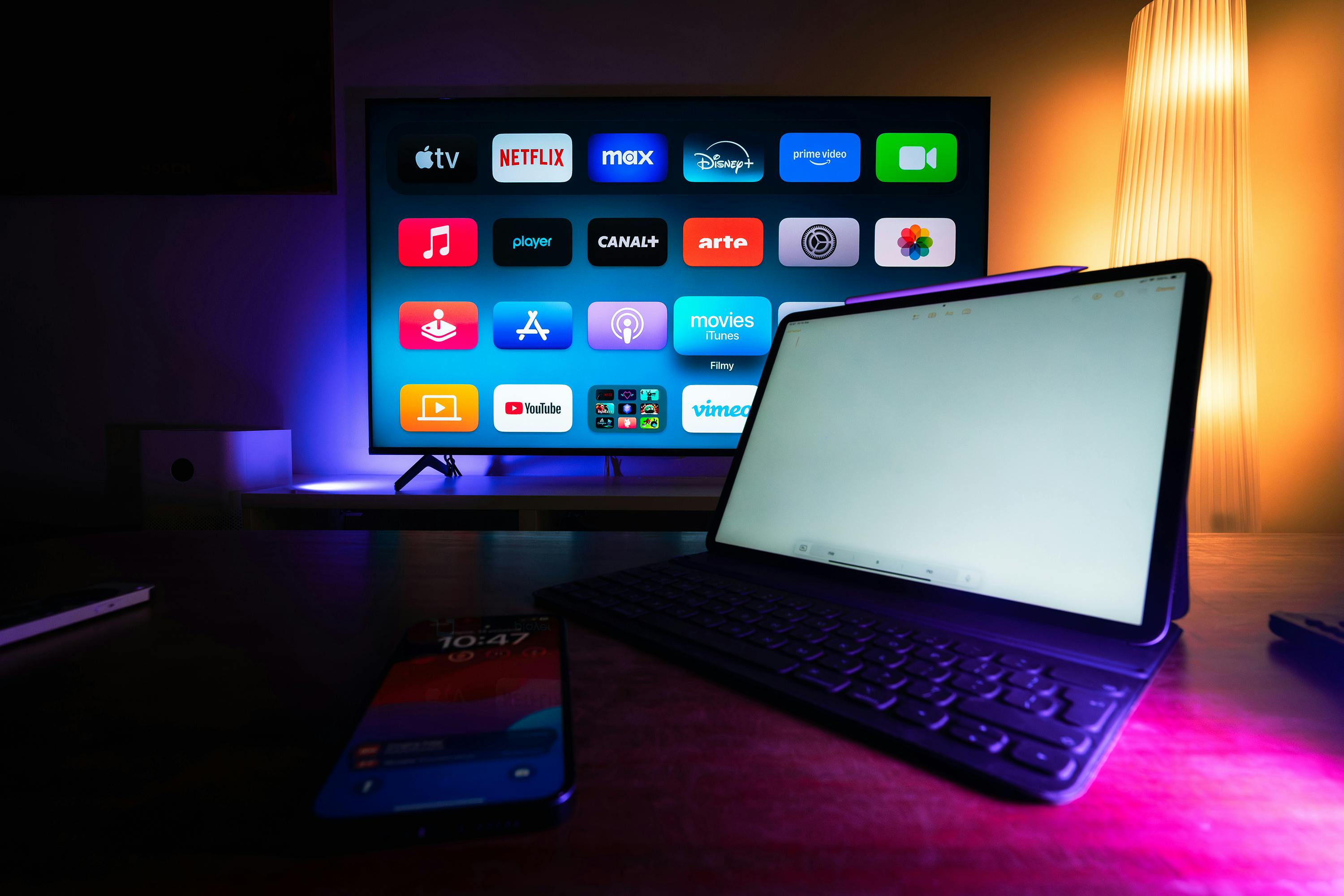 Smart TVs vs. Streaming Devices: Which Dominates the Market?